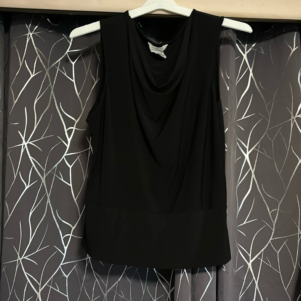 Sleeveless blouse with low neck collar like